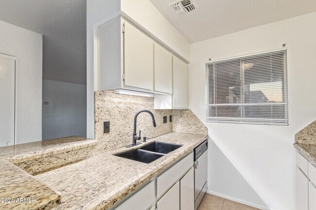 Building Photo - 511 W Blackhawk Dr