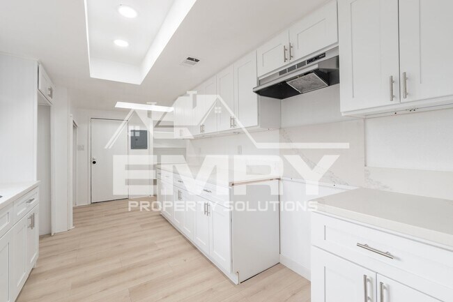 Building Photo - 6221 Fishburn Ave