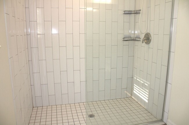 Building Photo - 3/2/2 in Royal Highlands