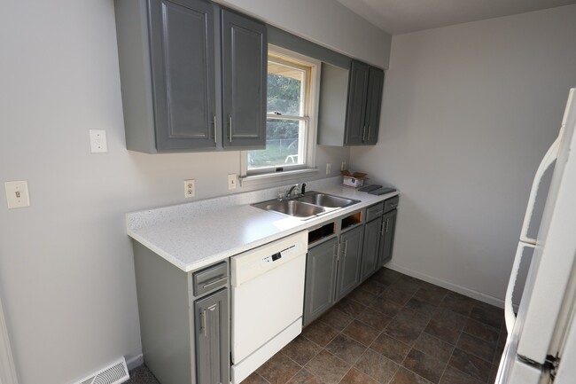 Building Photo - Nice, Recently Renovated 2-Bedroom Duplex ...