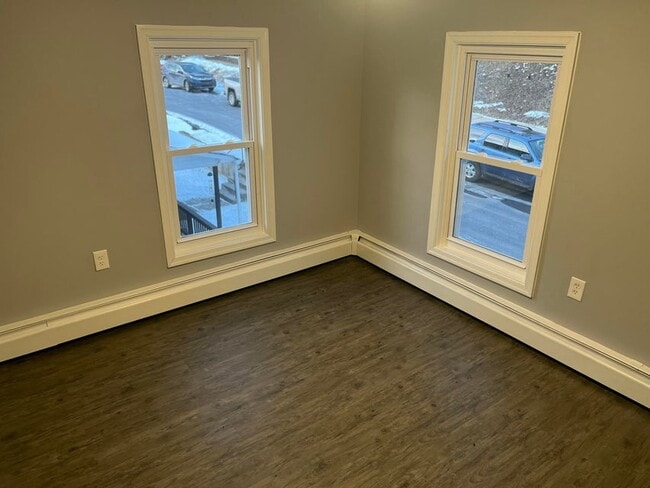 Building Photo - 349 E 5th St