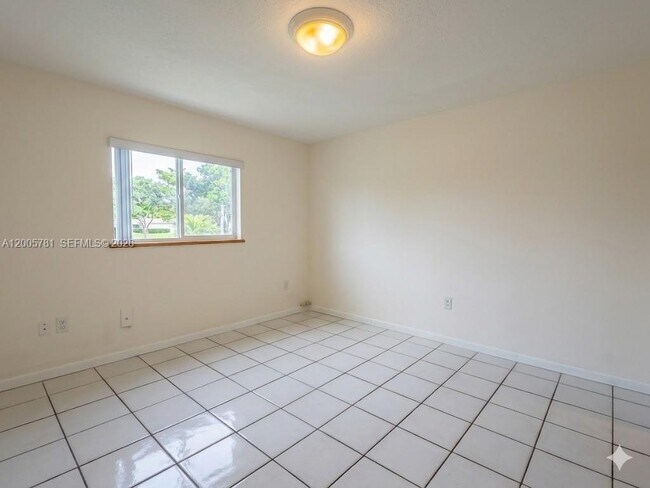 Building Photo - 3052 SW 27th Ave