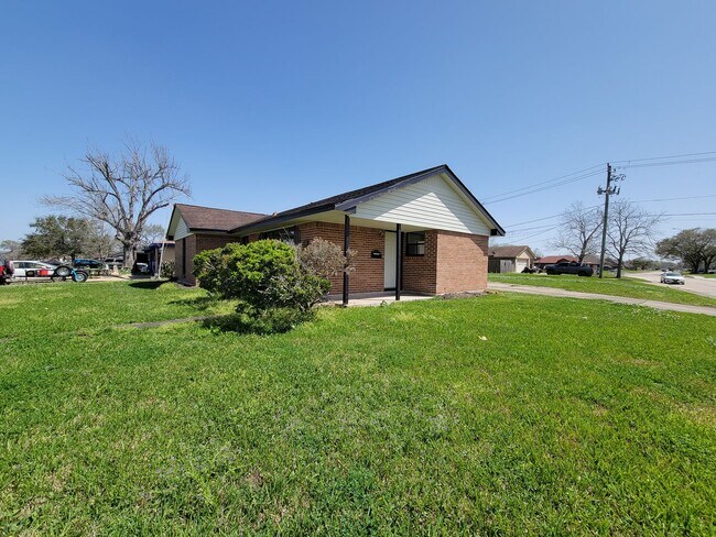 Building Photo - BEAUTIFUL REMODELED 4 BEDROOM 2 BATH HOME IN LAKE JACKSON, TEXAS