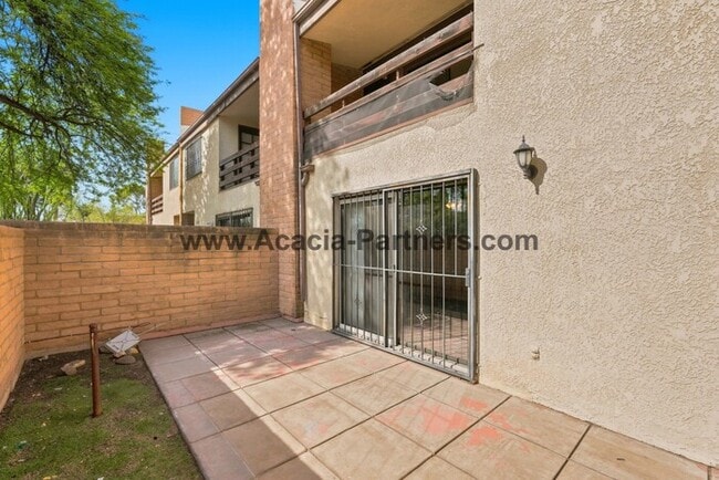 Building Photo - Spacious Three Bedroom/Three Bath Townhome