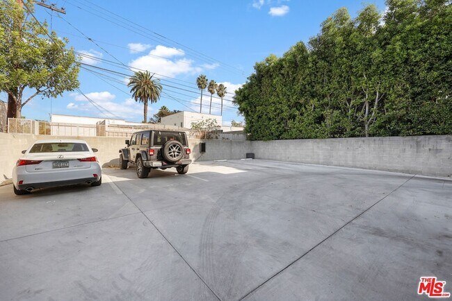 Building Photo - 838 N Mansfield Ave