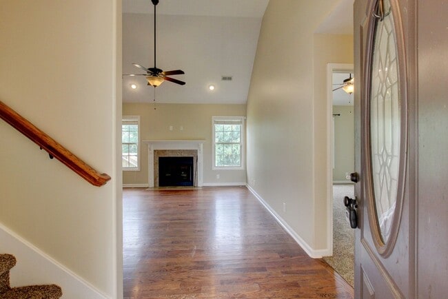 Building Photo - Sweet 3 bed 2 bath clost to post and I-24.