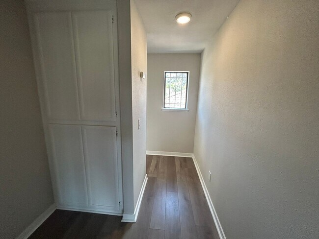 Building Photo - 5402 Villas Dr