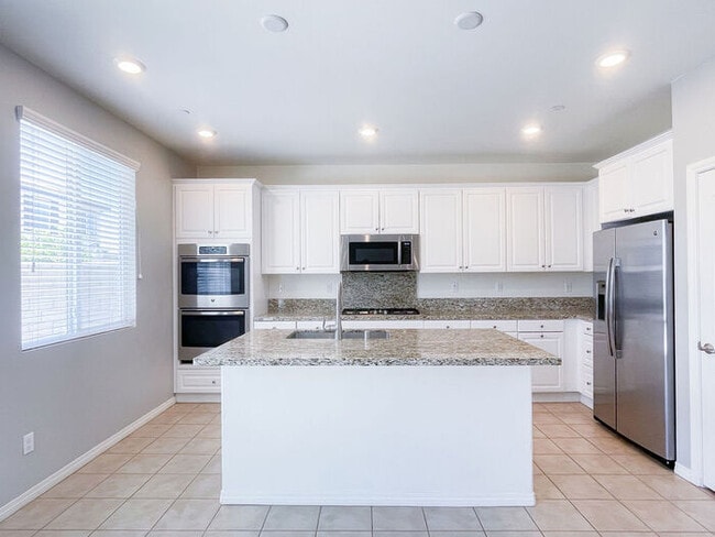 Building Photo - Beautiful 2 Story 4 Bedroom Home in Great ...
