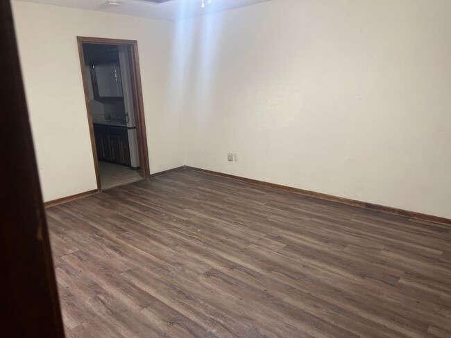 Building Photo - 3 Bedroom, 2 Bathroom, 2 Car Garage Townho...