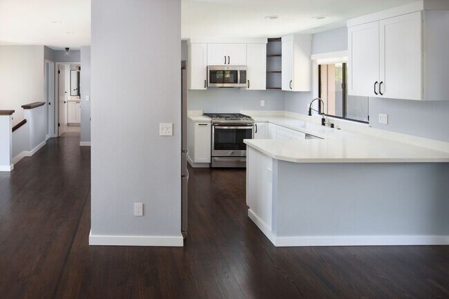 Building Photo - 42 Oakcrest Dr