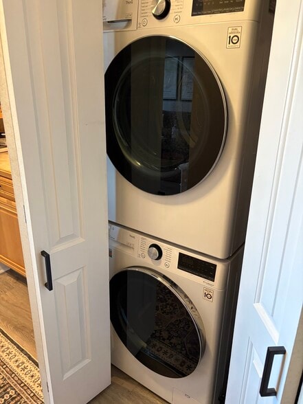 Washer Dryer - 460 S Marion Pky