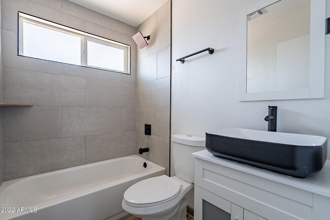 Building Photo - 37 E El Parque Dr