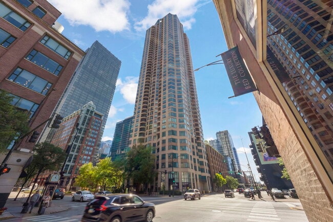 Building Photo - 400 N La Salle Dr