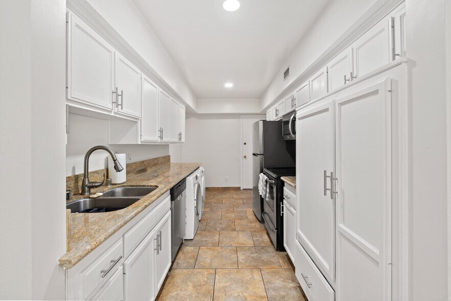 kitchen - 4915 Tyrone Ave