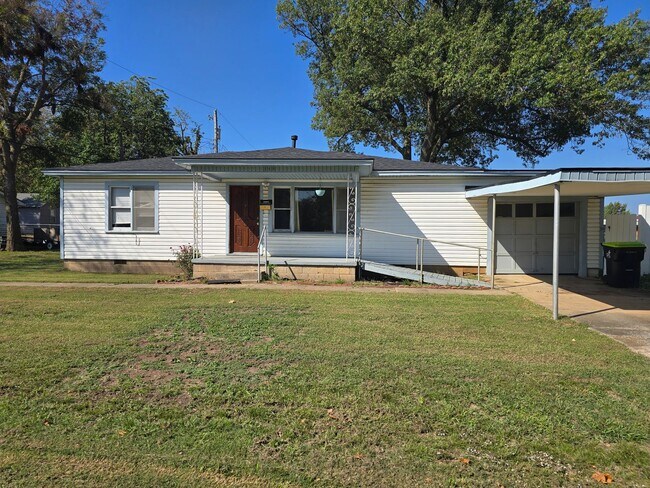 Building Photo - 3 bed 1 bath in Tecumseh!