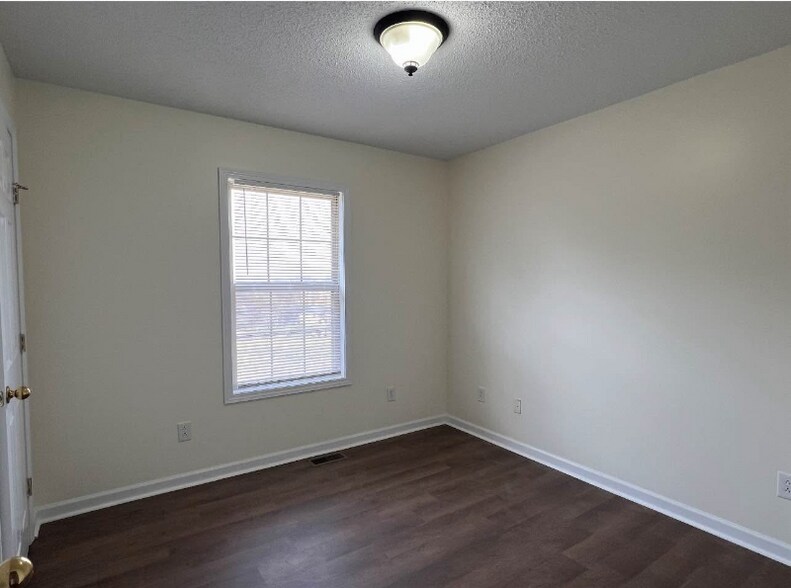 Building Photo - 120 Meadowlark