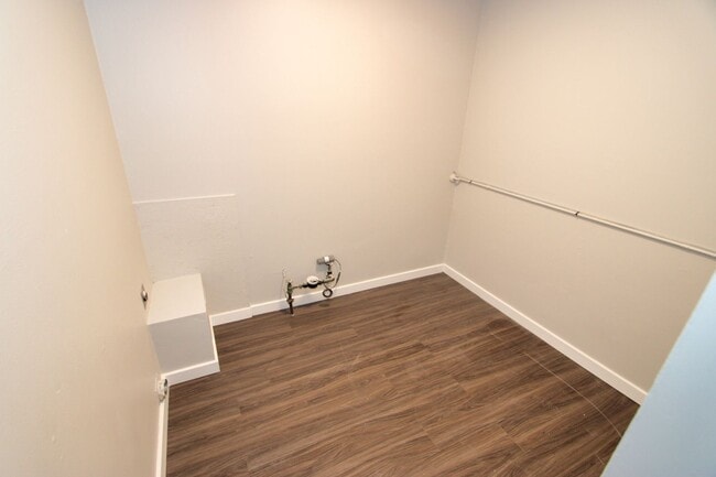 Building Photo - 4 bedroom 1 bathroom SF House