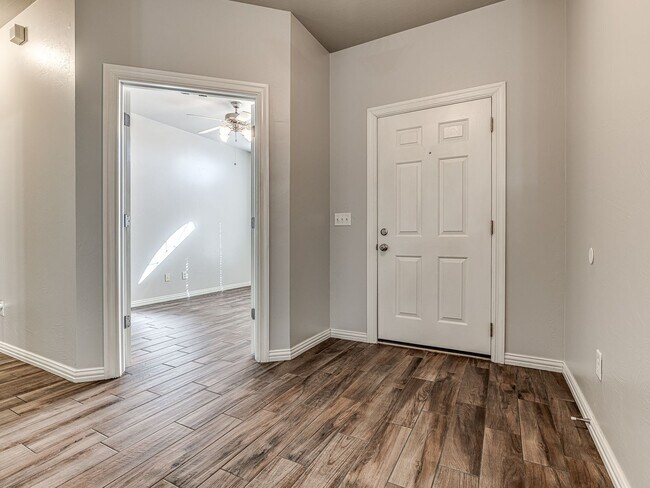 Building Photo - Well kept home in Edmond + 3 bedrooms + Office + Edmond Schools