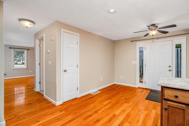 Building Photo - 6 Samantha Ln
