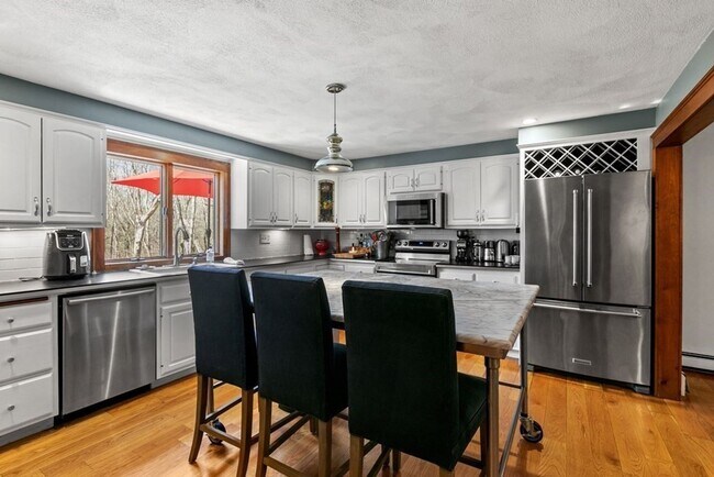 Building Photo - Stunning 3-Bedroom Home with Indoor Pool &...