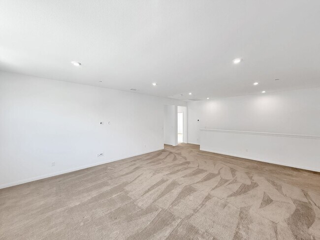 Building Photo - Beautiful 5B/4.5BA Home in Escondido Now A...