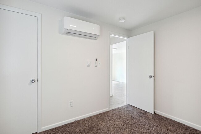 Building Photo - 1421 Spruce Ave