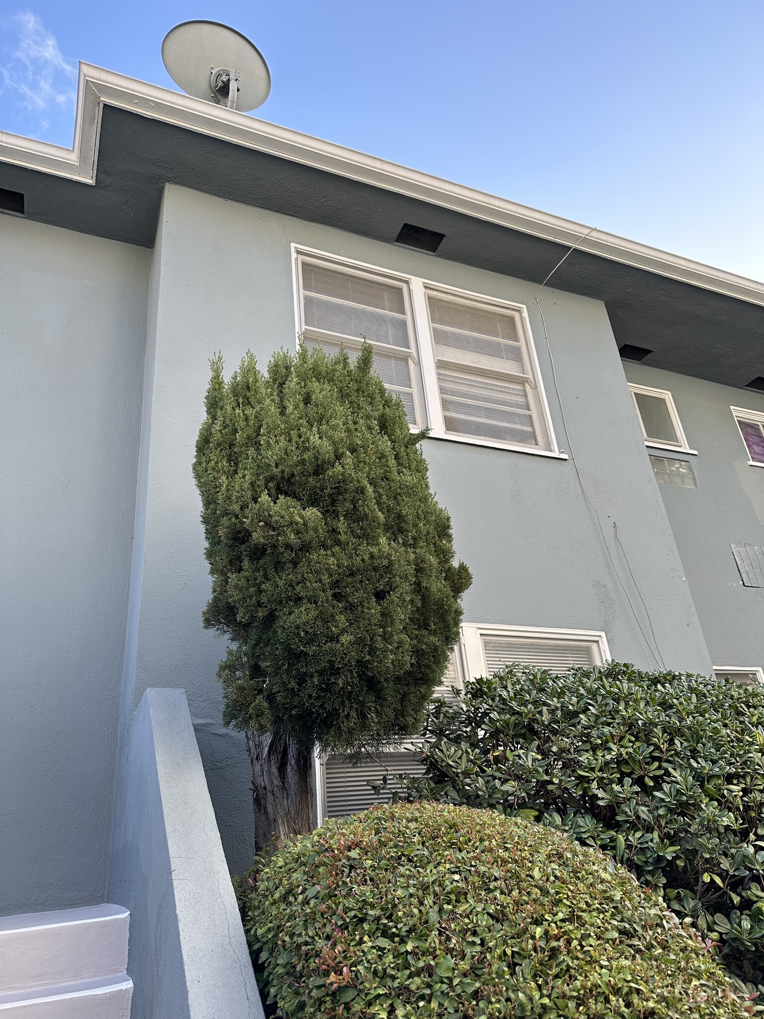 Building Photo - 1851 S Beverly Glen Blvd