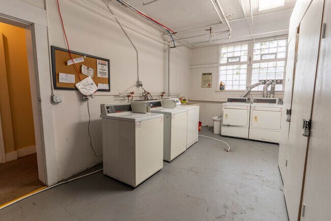 Building Photo - 1110 W 25th St