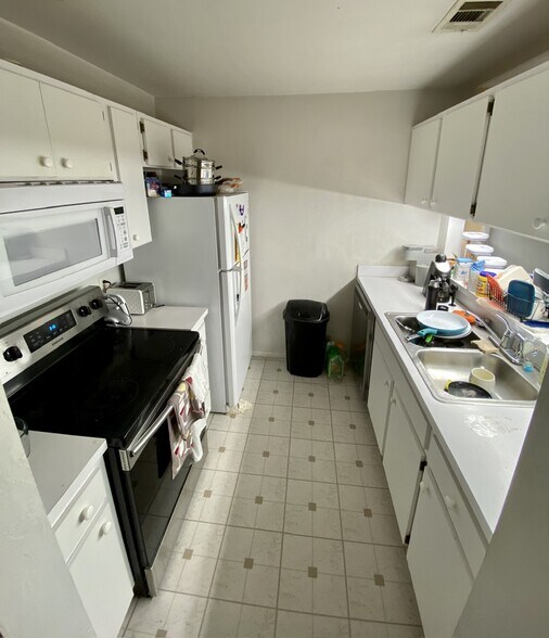 Building Photo - 4000 SW 23rd St