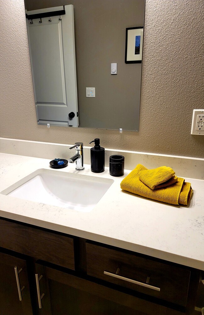 Building Photo - 6640 N Amherst St