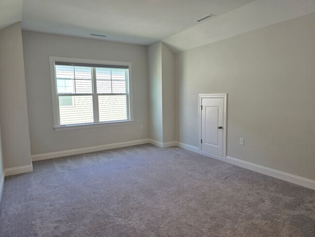 Building Photo - 4 spacious bedrooms and 3 full bathrooms along with guest suite. 1st floor primary and secondary ...