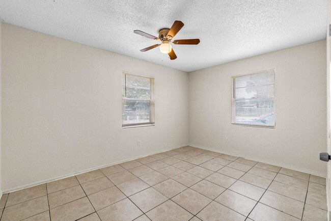 Building Photo - 4915 Gulfstream Rd