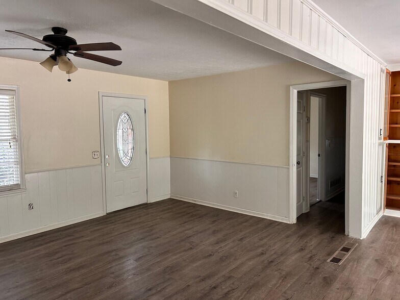 Building Photo - 5007 Spring Hill Dr