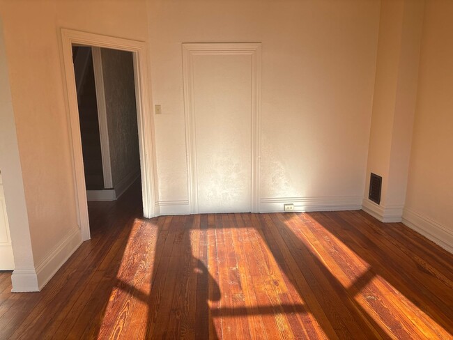 Building Photo - 3 Bedroom 1 Bath 2nd/3rd Floor Apartment-York City SD