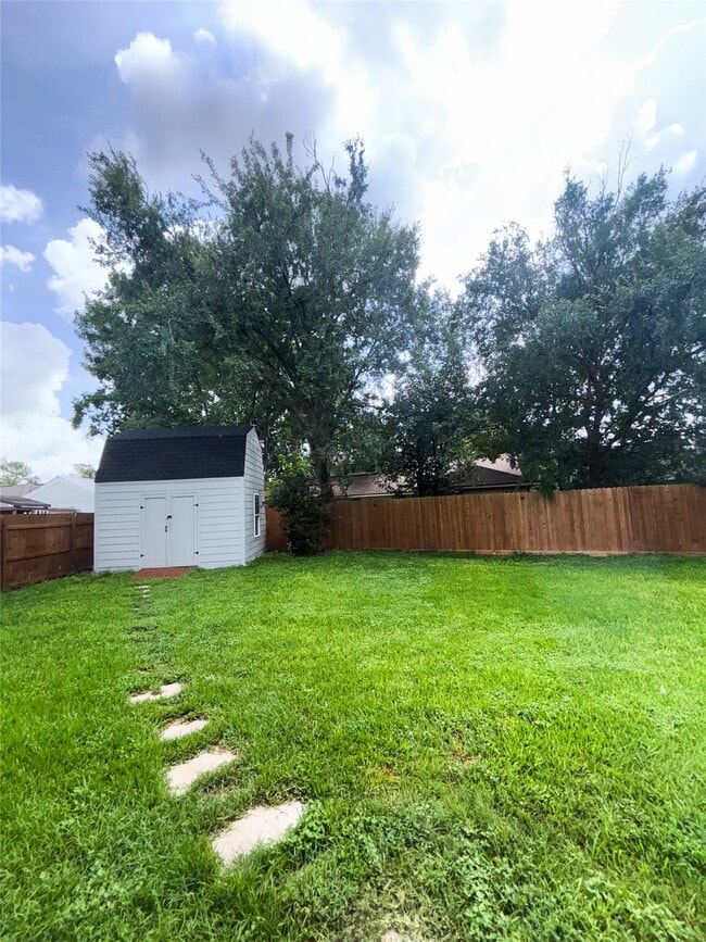 Building Photo - 6803 Marta Dr