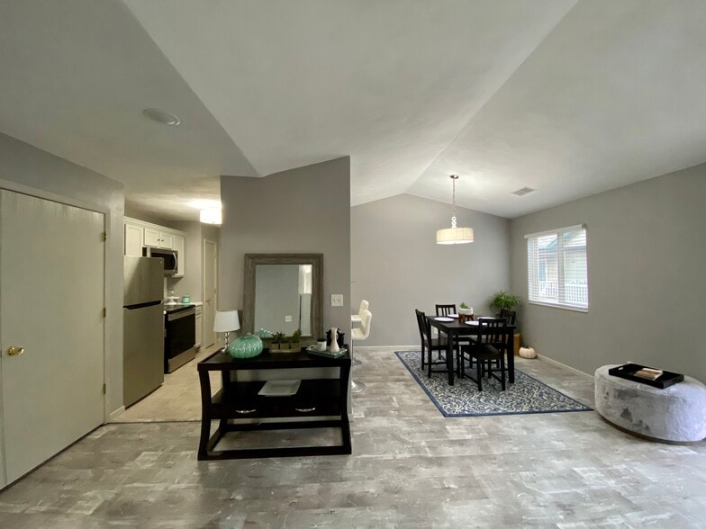 Building Photo - 1050 Minns Dr