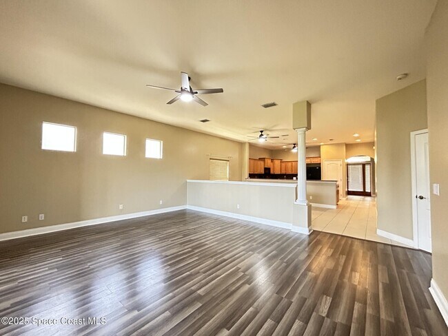 Building Photo - 1215 Clubhouse Dr