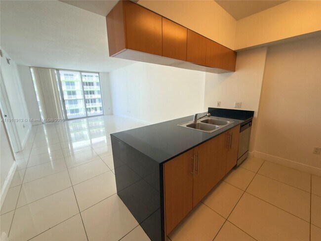 Building Photo - 1750 N Bayshore Dr