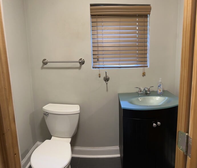 Bathroom - 4842 Hatfield St