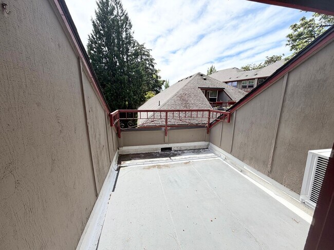 Building Photo - Super Cute Spacious 2BD 2BA in the Hillsdale Neighborhood!
