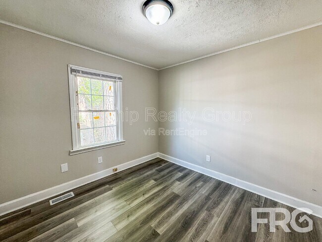 Building Photo - 610 3rd St