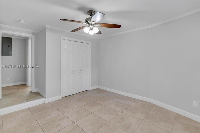 Building Photo - 812 Holly Ln