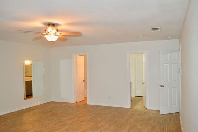 Building Photo - Property for rent