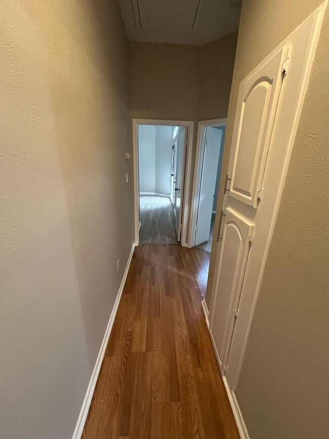 Building Photo - Ready to move in.....Fresh Paint and much more....