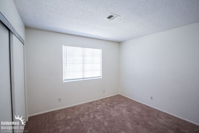 Building Photo - Beautifully Updated 2Bdm 1Ba Unit in a Gated Community