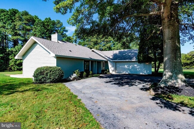 Building Photo - 102 Golf Ct