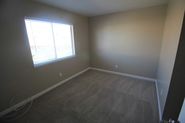 Building Photo - Gorgeous 3Bed/2.5Bath/Pool/Spa, 2-Story Home located in the NW part of the valley