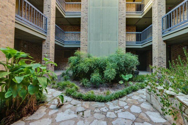 Building Photo - 8888 Tallwood Dr