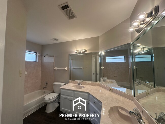 Building Photo - 8374 Kings Trail Cove