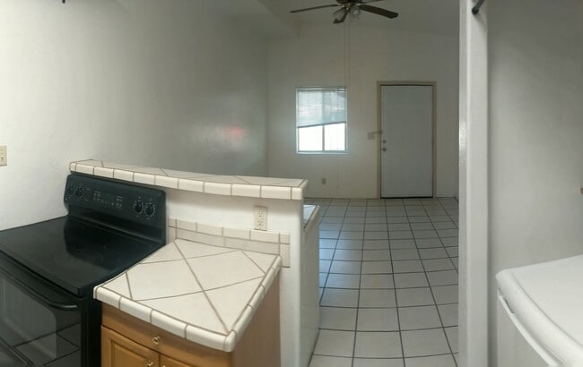 Building Photo - 1 Bedroom and 1 Bath Unit